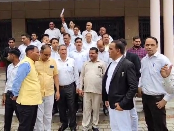 बागपत कलेक्ट्रेट में प्रदर्शन करते अधिवक्ता