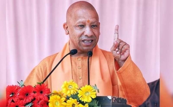 मुख्यमंत्री योगी आदित्यनाथ मंच से बाेलते हुए।