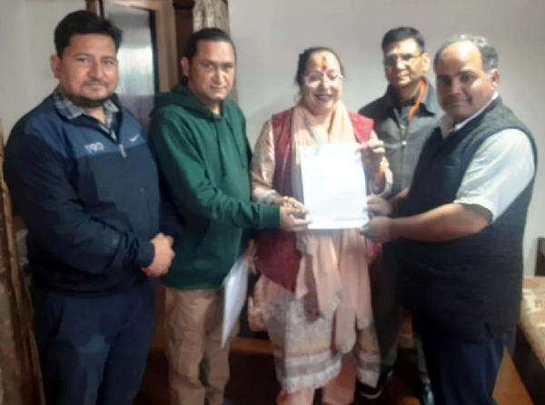विधायक को ज्ञापन देते भाजपा नेता।