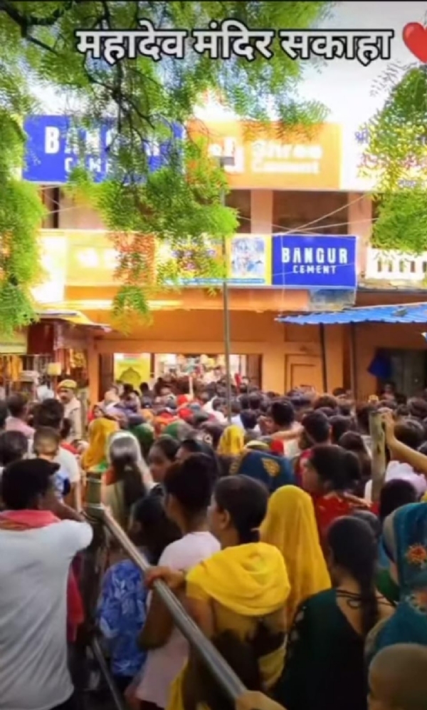 सकाहा के संकट हरण बाबा मंदिर में उमड़ा आस्था का सैलाब, जिला प्रशासन पूरी तरह मुस्तैद