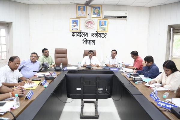 समीक्षा करते हुए कलेक्टर कौशलेंद्र विक्रम सिंह
