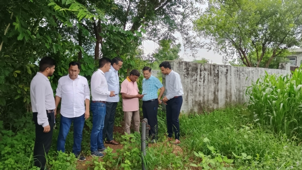 निबंधक राज किसान गिरदावरी एप का लाइव परीक्षण करते हुए।
