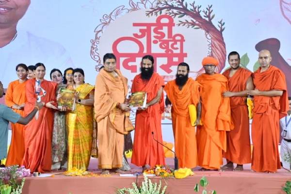 आचार्य बालकृष्ण का जन्मोत्सव
