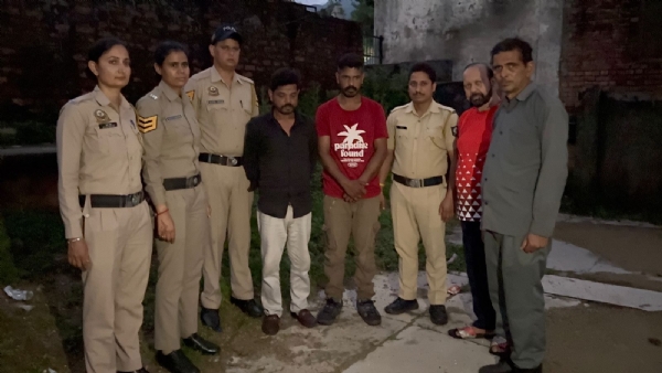 पुलिस टीम के साथ पकड़े गए नशा तस्कर।
