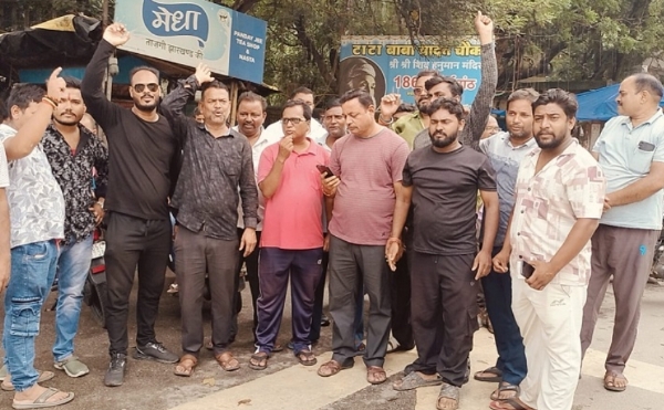 आंदोलन करते वाहन चालक और मालिक