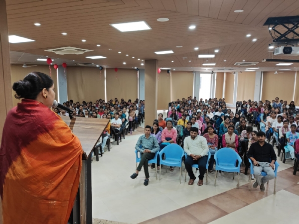 राज्य महिला आयोग की उपाध्यक्ष ने  नवप्रवेशित विद्यार्थियों के साथ किया संवाद*