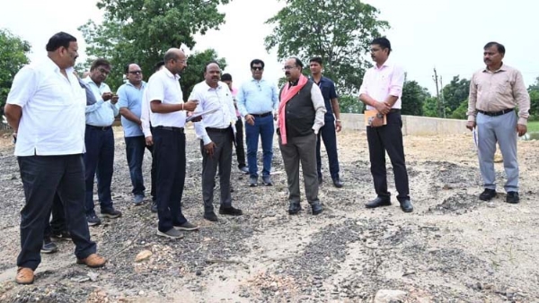 उप मुख्यमंत्री अरुण साव रतनपुर से पेंड्रा राष्ट्रीय राजमार्ग के कार्यों का औचक निरीक्षण करते हुए