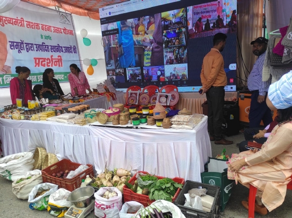 महिला समूह द्वारा लगाए गए स्टाल