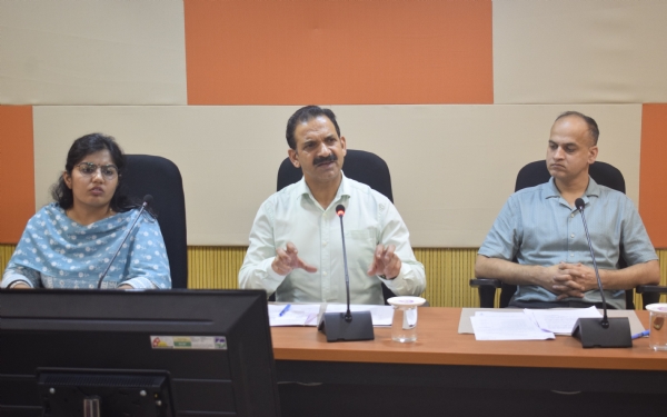 बैठक के दौरान एडीसी कांगड़ा और अन्य अधिकारी।