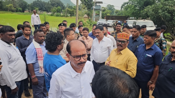 लोगों से बात करते मंत्री