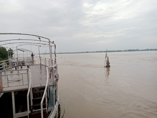 गंगा में बाढ़ का दृश्य