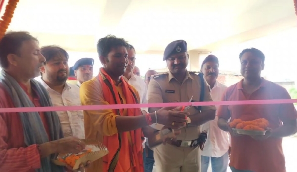 माॅडल थाना भवन का उद्घाटन करते डीएसपी