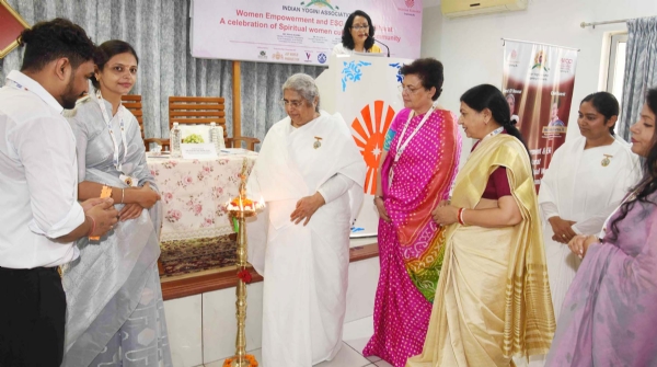 ओम शांति रिट्रीट सेंटर में आयोजित कार्यक्रम में दीप प्रज्वलित करते करते हुए राज्यसभा सांसद रेखा शर्मा, ओआरसी की निदेशिका राजयोगिनी आशा दीदी एवं इंडियन योगिनी एसोसिएशन के पदाधिकारी।