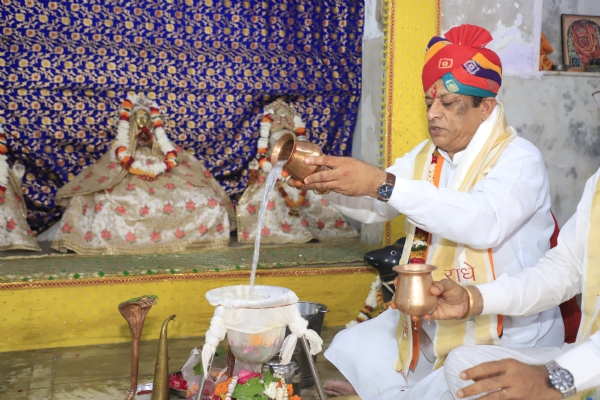 देवस्थान मंत्री जोराराम कुमावत  रुद्धाभिषेक करते हुए।