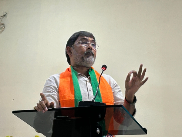 संबोधित करते हुए शंकर गिरी