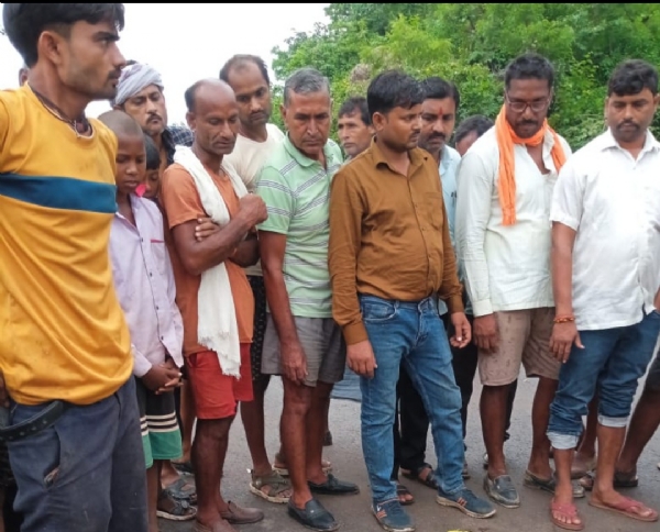 घटनास्थल पर मौजूद भीड़