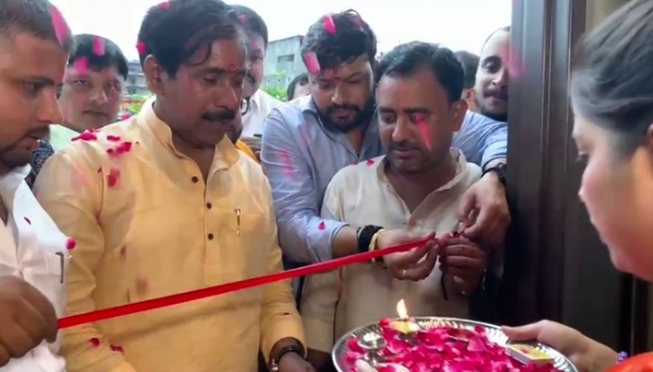 रेस्टोरेंट का उद्घाटन करते मंत्री अनिल राजभर (वीडियो से ली गई फोटो)