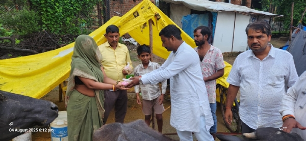 बाढ़ पीड़ितों के बीच राष्ट्रीय स्वयंसेवक संघ का सेवा कार्य