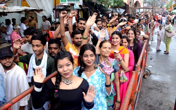 कानपुर में बाबा आनंदेश्वर मंदिर में लगी श्रद्धालुओं की भीड़ का छायाचित्र