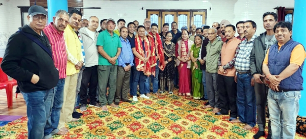 उत्तराखंड ओलंपिक संघ की उपाध्यक्ष विमल चौधरी और नैनीताल होटल संघ के अध्यक्ष दिग्विजय बिष्ट को सम्मानित करते पदाधिकारी।