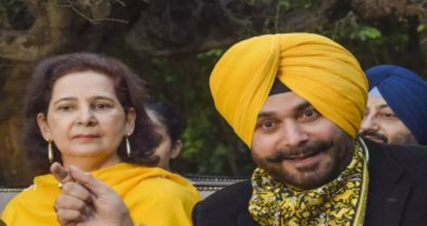 नवजोत कौर सिद्धू अपने पति के साथ