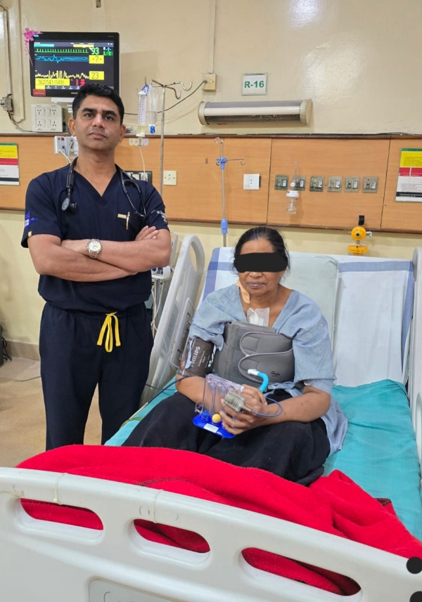 डॉ. कृष्णकांत साहू मरीज के साथ