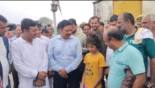 फोटो- बच्ची से संवाद करते डीएम