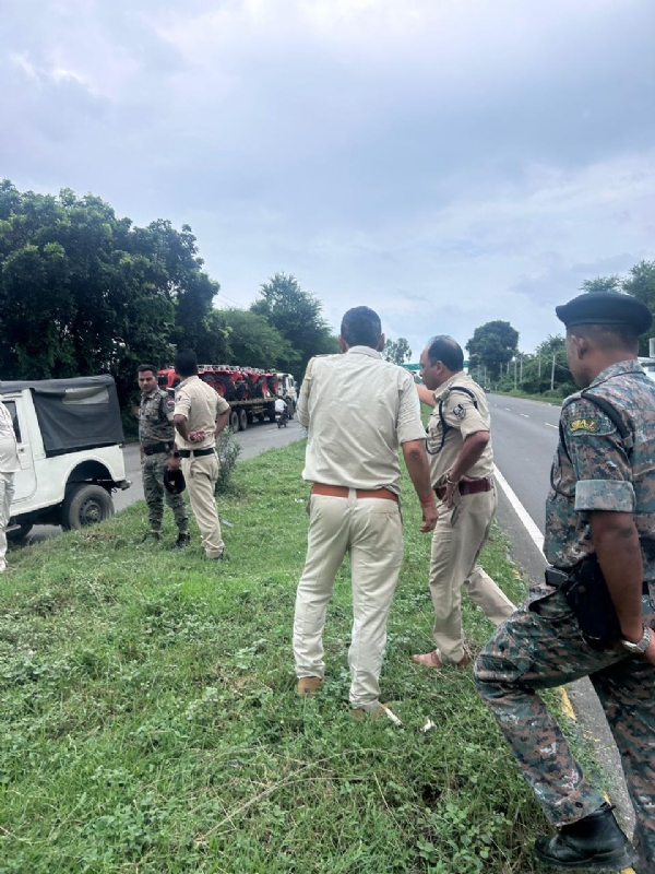 अररिया फोटो:मौके पर पहुंची पुलिस अधिकारी
