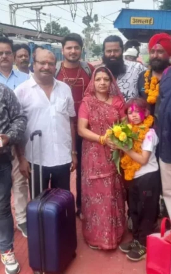 अमलाई स्टेशन में स्वागत करते लाेग