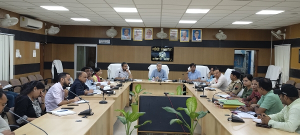 हर घर तिरंगा कार्यक्रम को लेकर बैठक करते जिलाधिकारी रविन्द्र सिंह
