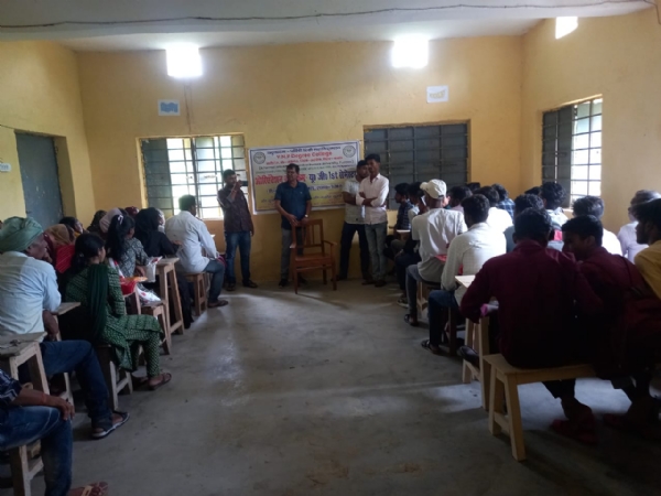 अररिया फोटो:ओरियंटेशन कार्यक्रम में प्राचार्य और अन्य के साथ छात्र छात्राएं