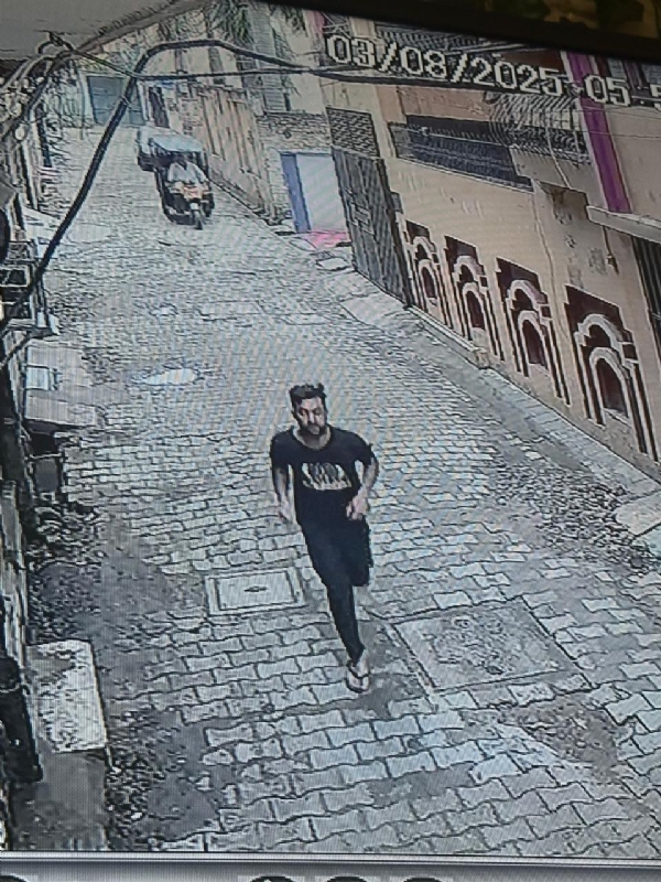महिला से सरेराह छेड़छाड़ करने  वाले आरोपित युवक की सीसीटीवी कैमरे में कैद हुए।