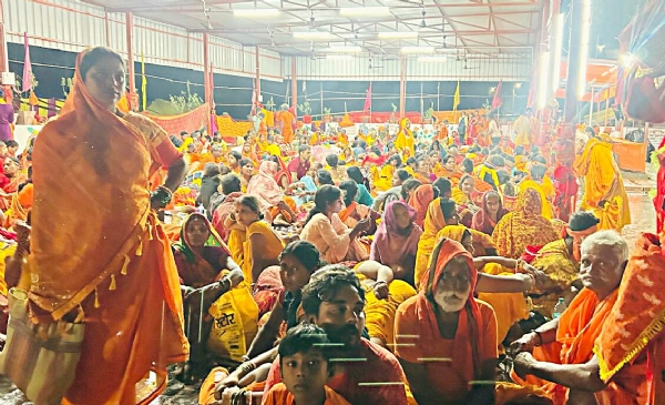मंदिर परिसर में कांवरिया