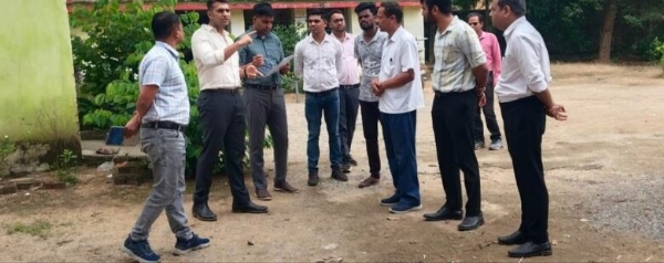 जनदर्शन के बाद कलेक्टर  अधिकारियों से चर्चा करते हुए