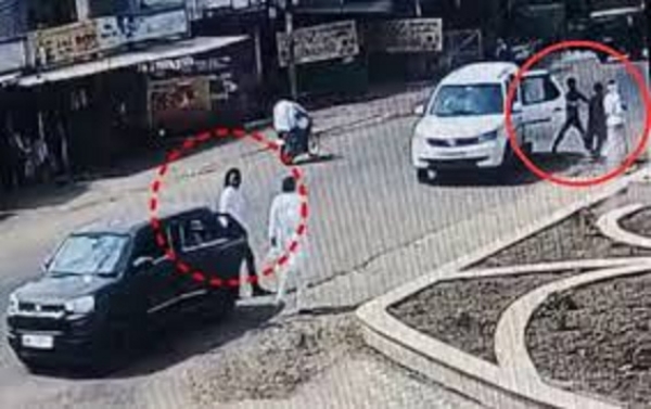 युवक युवती का दिनदहाड़े अपहरण