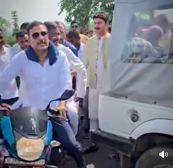 बाइक पर सवार मुंडा और सुदेश