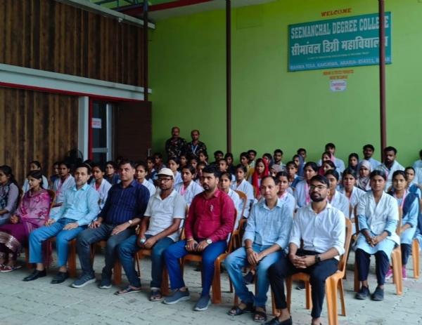 अररिया फोटो:मौजूद छात्र