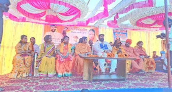 धर्म सेना जिला सक्ती के तत्वावधान में आयोजित घर वापसी कार्यक्रम में 35 परिवारों ने वैदिक रीति से हिंदू धर्म में पुनः आस्था जताई