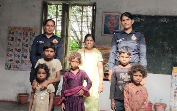 चित्तौड़गढ़ में कचरा बिनते मिले बच्चों का पुलिस ने स्कूल में दाखिला करवाया।