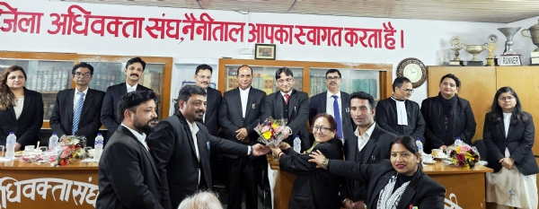 नवागत जिला एवं सत्र न्यायाधीश हरीश कुमार गोयल सहित अन्य न्यायाधीशों का अभिनंदन करते जिला बार संघ के पदाधिकारी।
