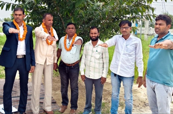 शपथ ग्रहण करते आजाद नगर सब यूनिट के नवनिर्वाचित पदाधिकारी।