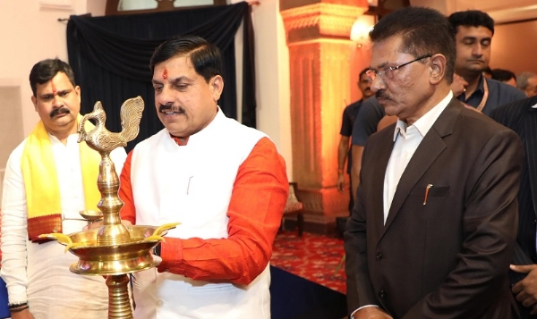 मुख्यमंत्री डॉ. यादव कुशाभाऊ ठाकरे कन्वेंशन सेंटर में कार्यक्रम का शुभारंभ करते हुए
