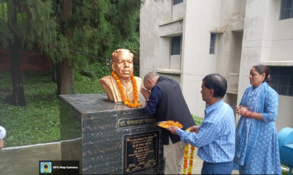 पौड़ी परिसर में मंगलवार को डा.गोपाला रेडडी को श्रद्धांजलि देते शिक्षक