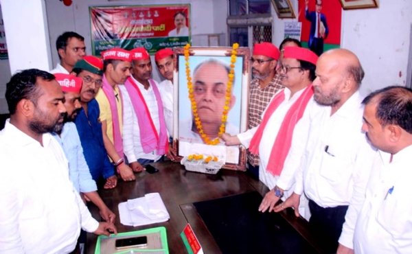 कानपुर में छोटे लोहिया पूर्व केंद्रीय मंत्री पंडित जनेश्वर मिश्र की 92 वीं जयंती पर उनके चित्र पर श्रद्धांजलि अर्पित करते सपा महानगर नगर अध्यक्ष व अन्य का छायाचित्र