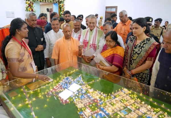 आगरा में 1515.47 करोड़ की टाऊनशिप का शुभारंभ करते सीएम योगी