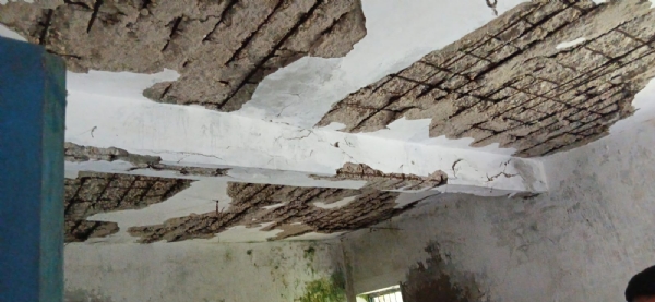 स्कूल की जर्जर हालत पर ग्रामीणों का फूटा गुस्सा, प्रशासन को घेराव की चेतावनी