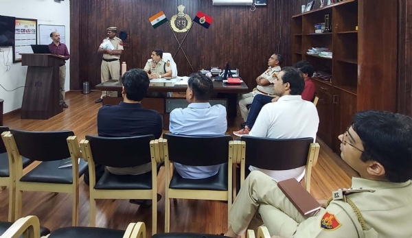 गुरुग्राम की सडक़ों पर दुर्घटनाएं रोकने को बैठक लेते पुलिस उपायुक्त यातायात।