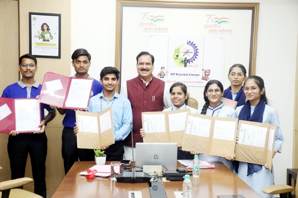 मप्रः मंत्री टेटवाल ने अंतरराष्ट्रीय स्तर पर चयनित प्रशिक्षणार्थियों को दिए ऑफर लेटर