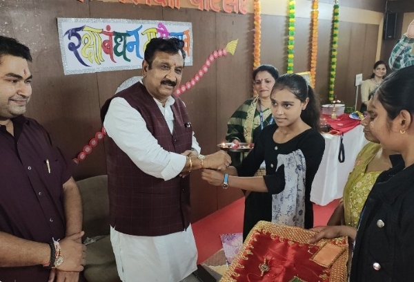 सीहोरः मंत्री विजय शाह ने कन्या शिक्षा परिसर में छात्राओं से बंधवाई राखी