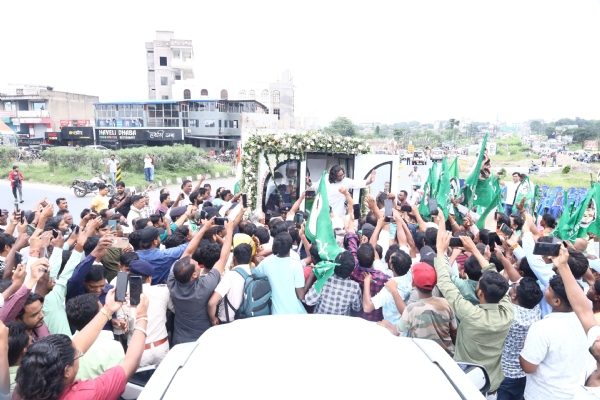 रास्ते में जगह-जगह श्रद्धांजलि और नमन करते हुए